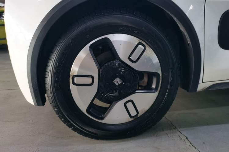 Used Baojun E300 2020 Plus Interstellar Smart Edition Left Front Wheel Hub