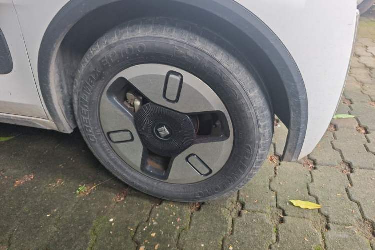 Used Baojun E300 2020 Plus Interstellar Smart Edition Right Front Wheel Hub