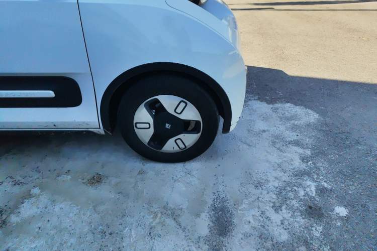 Used Baojun E300 2020 Plus Interstellar Smart Edition Right Front Wheel Hub