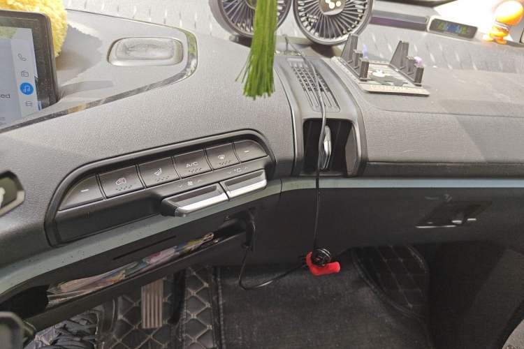 Used Baojun E300 2020 Star Travel Edition Audio And AC Panel