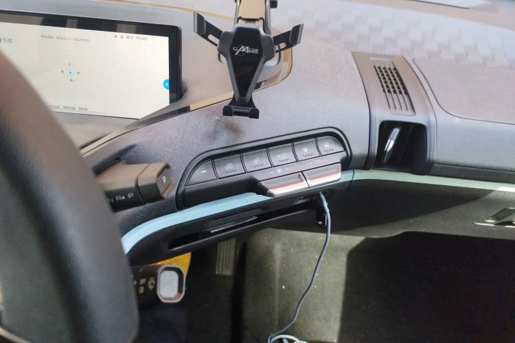 Used Baojun E300 2020 Plus Starry Intelligence Edition Audio And AC Panel