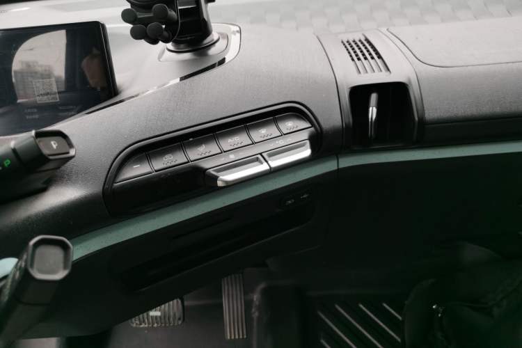 Used Baojun E300 2020 Plus Starry Intelligence Edition Audio And AC Panel