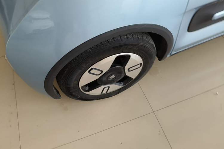 Used Baojun E300 2020 Plus Interstellar Smart Edition Left Front Wheel Hub