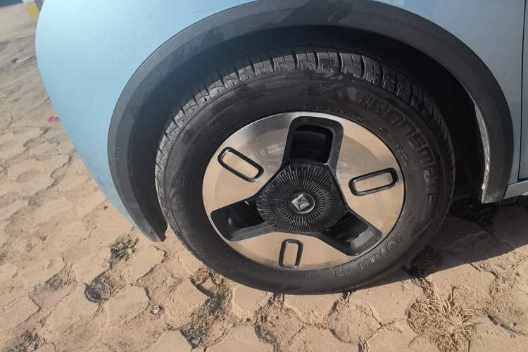 Used Baojun E300 2020 Plus Interstellar Smart Edition Left Front Wheel Hub