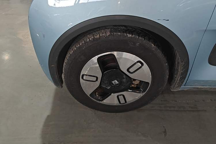 Used Baojun E300 2020 Plus Starry Intelligence Edition Left Front Wheel Hub