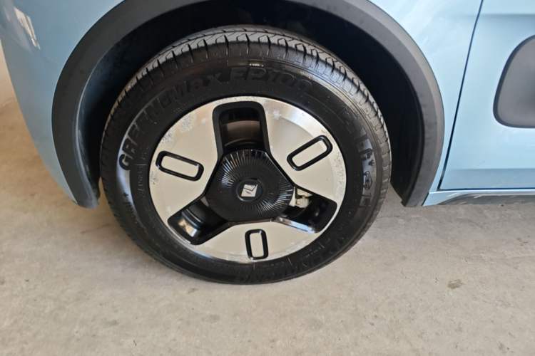 Used Baojun E300 2020 Plus Interstellar Smart Edition Left Front Wheel Hub