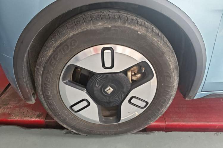 Used Baojun E300 2020 Plus Starry Intelligence Edition Left Front Wheel Hub