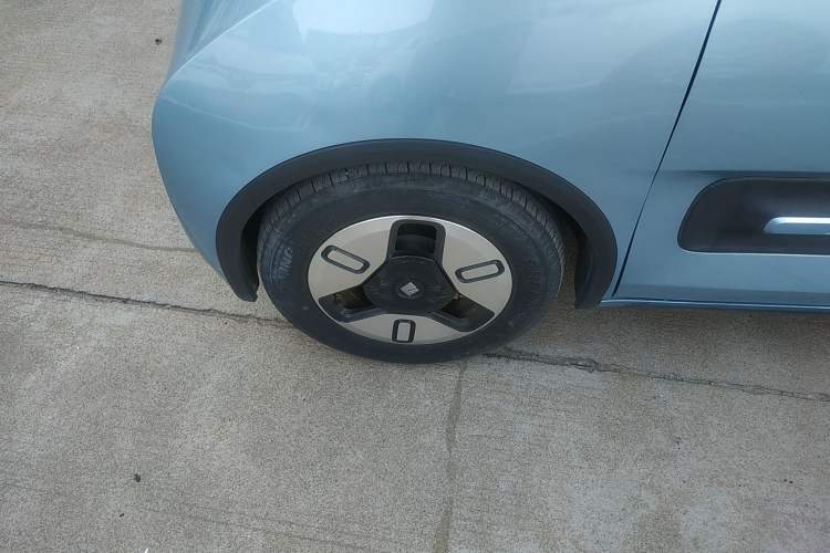Used Baojun E300 2020 Plus Interstellar Smart Edition Left Front Wheel Hub
