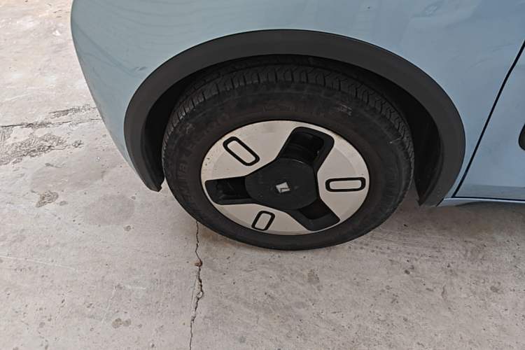Used Baojun E300 2020 Plus Interstellar Smart Edition Left Front Wheel Hub