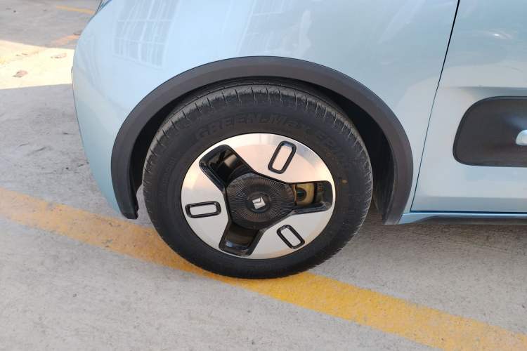 Used Baojun E300 2020 Plus Interstellar Smart Edition Left Front Wheel Hub