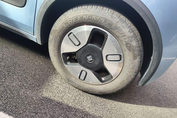 Used Baojun E300 2020 Plus Starry Intelligence Edition Right Front Wheel Hub