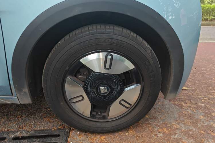 Used Baojun E300 2020 Starry Intelligence Edition Right Front Wheel Hub