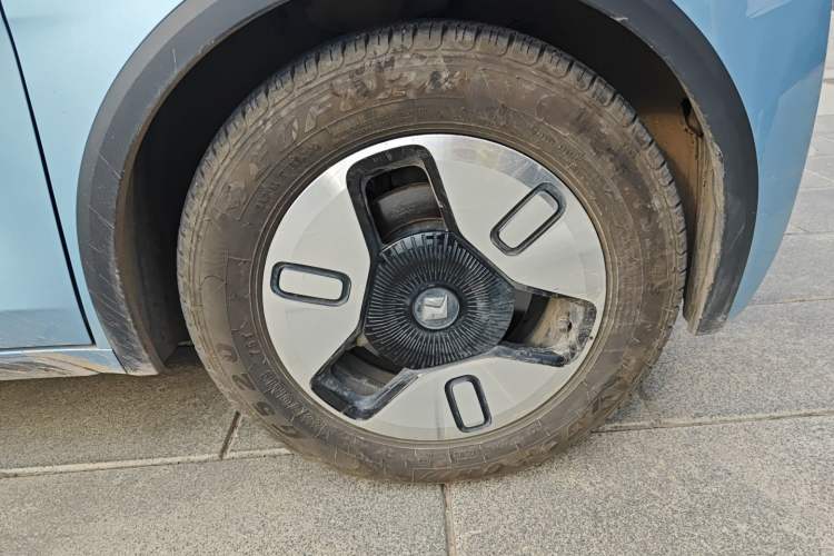 Used Baojun E300 2020 Plus Interstellar Smart Edition Right Front Wheel Hub