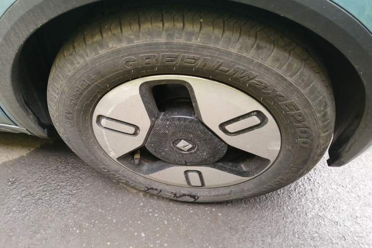 Used Baojun E300 2020 Plus Starry Intelligence Edition Right Front Wheel Hub
