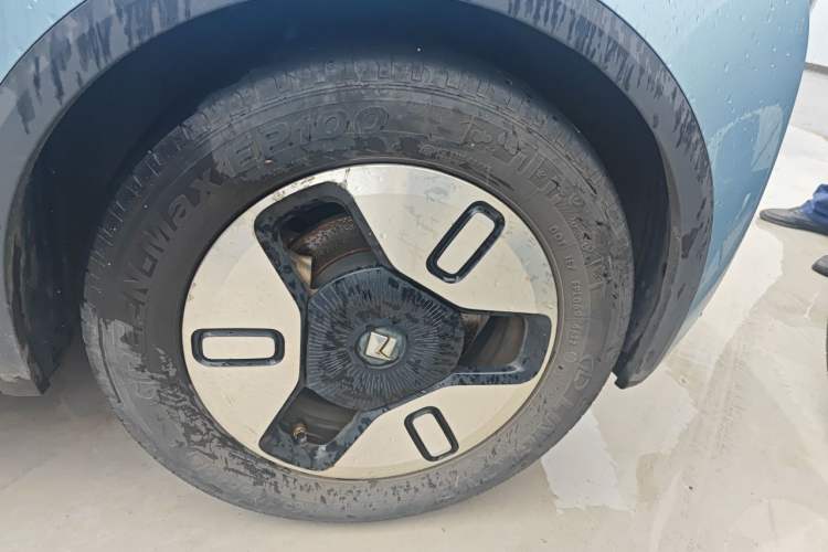 Used Baojun E300 2020 Plus Starry Intelligence Edition Right Front Wheel Hub