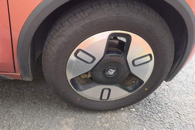 Used Baojun E300 2020 Plus Interstellar Future Edition Right Front Wheel Hub
