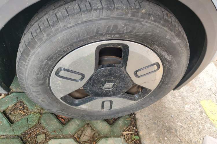 Used Baojun E300 2020 Plus Interstellar Future Edition Right Front Wheel Hub