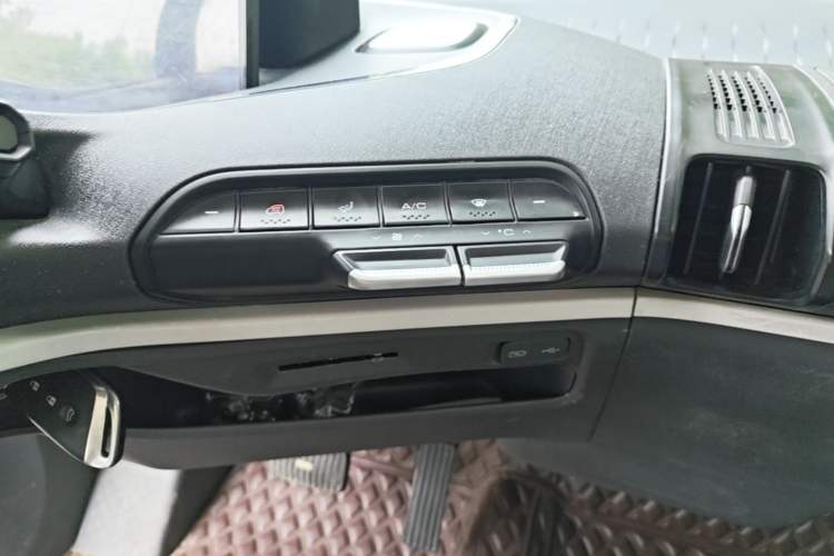 Used Baojun E300 2020 Star Travel Edition Audio And AC Panel
