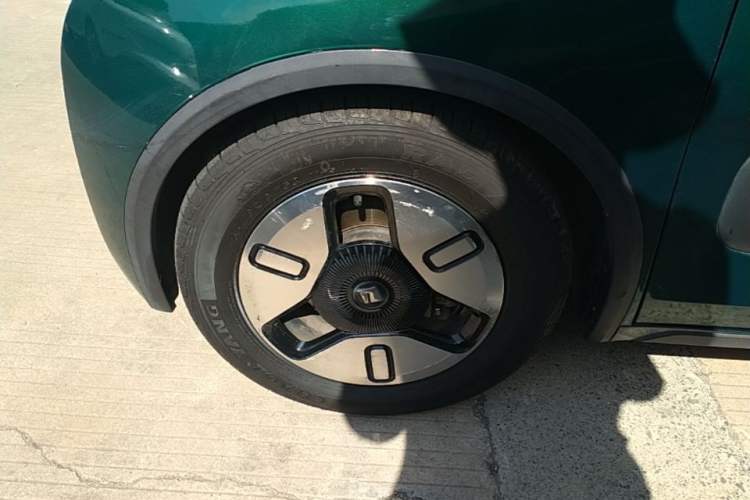Used Baojun E300 2020 Plus Interstellar Smart Edition Exterior 4