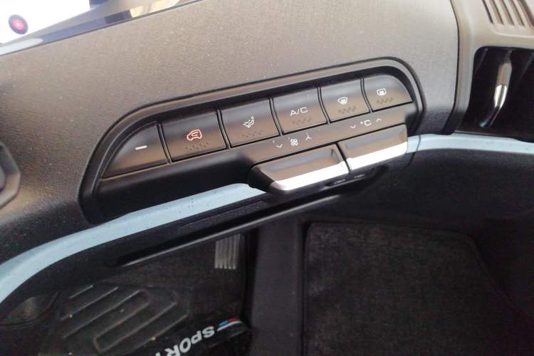 Used Baojun E300 2020 Plus Starry Intelligence Edition Audio And AC Panel