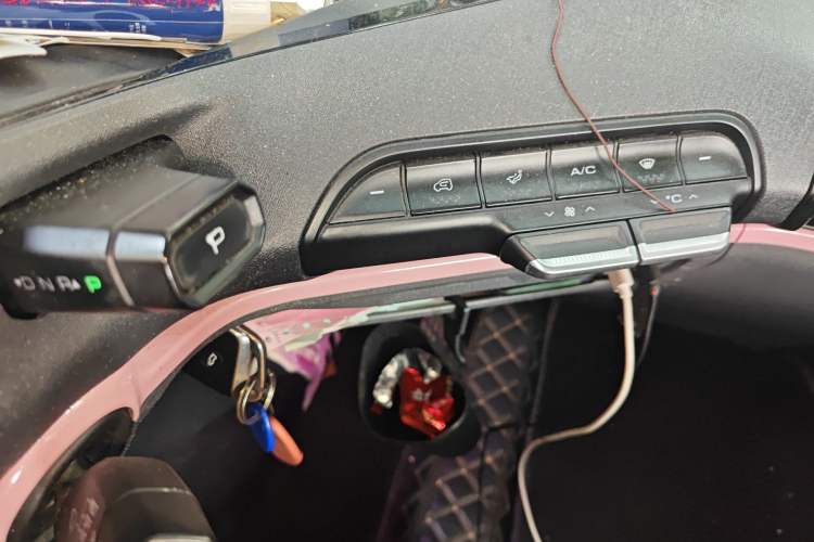 Used Baojun E300 2020 Star Travel Edition Audio And AC Panel