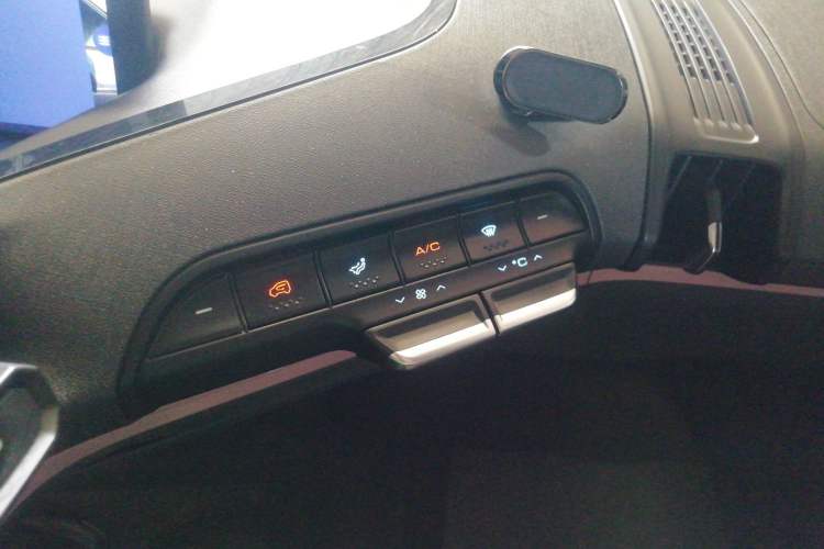 Used Baojun E300 2020 Star Travel Edition Audio And AC Panel