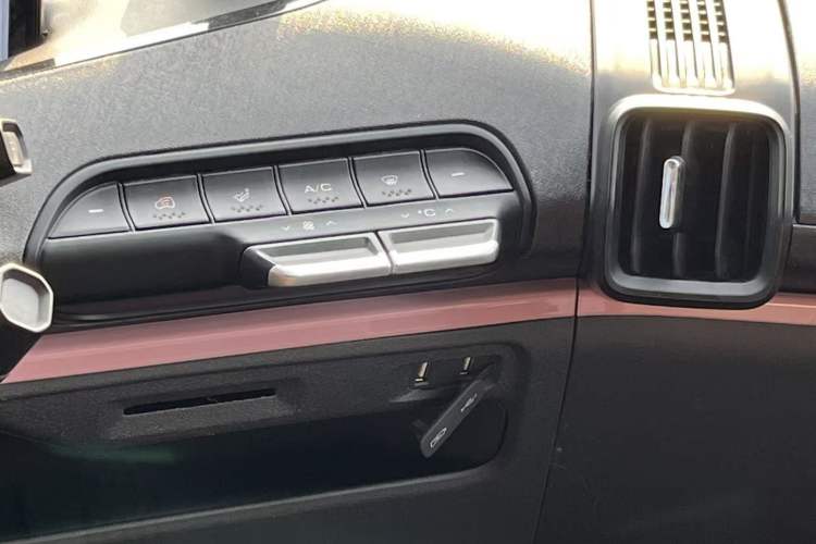 Used Baojun E300 2020 Plus Interstellar Smart Edition Interior 5