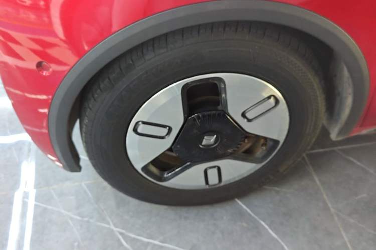 Used Baojun E300 2020 Plus Interstellar Future Edition Left Front Wheel Hub
