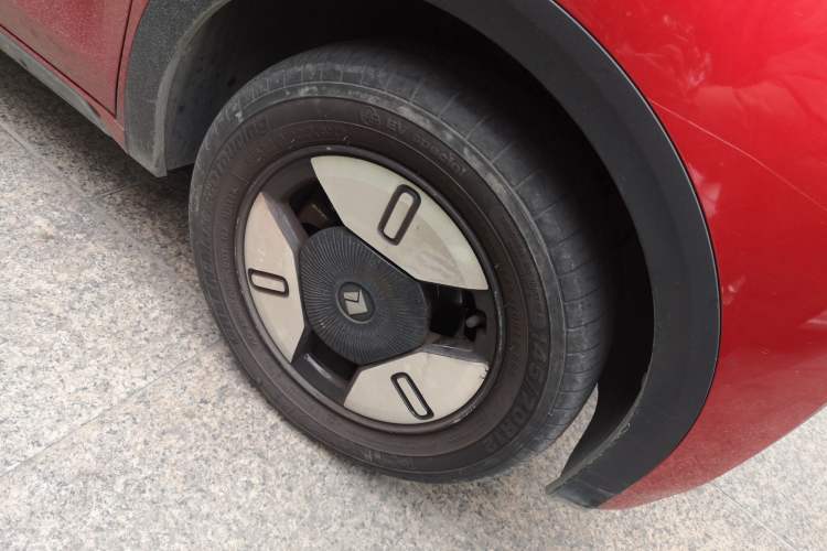 Used Baojun E300 2020 Star Travel Edition Right Front Wheel Hub