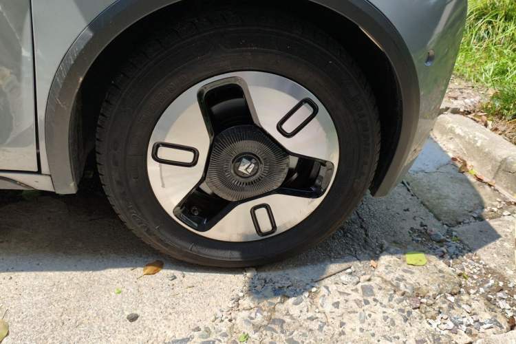 Used Baojun E300 2020 Plus Interstellar Future Edition Right Front Wheel Hub
