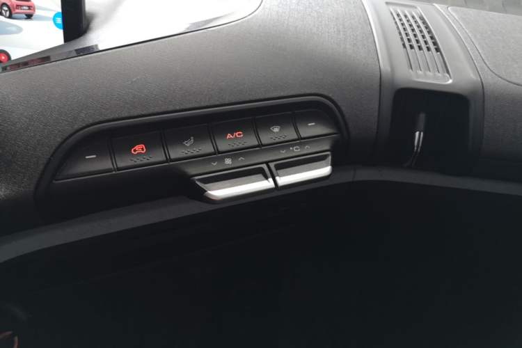 Used Baojun E300 2020 Star Travel Edition Audio And AC Panel