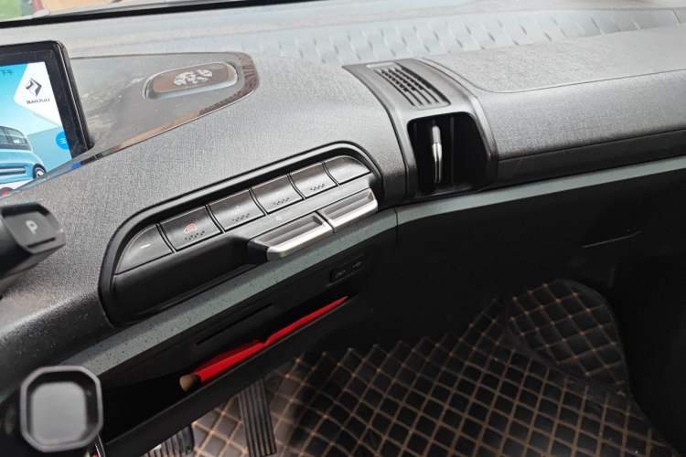 Used Baojun E300 2020 Star Travel Edition Audio And AC Panel