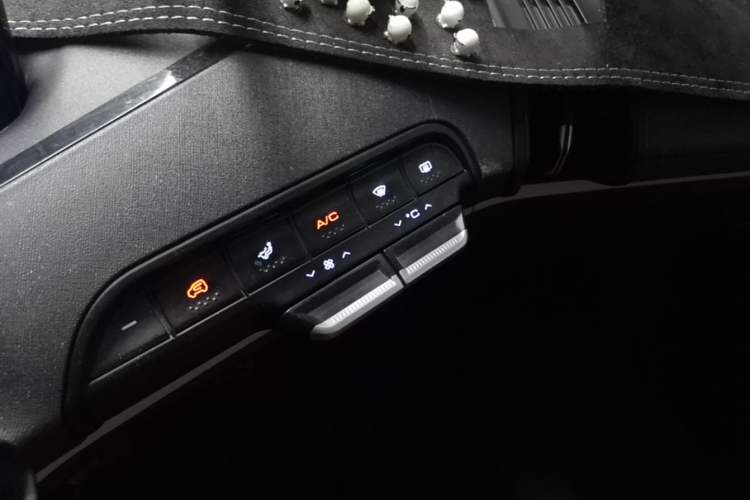 Used Baojun E300 2020 Starry Intelligence Edition Audio And AC Panel