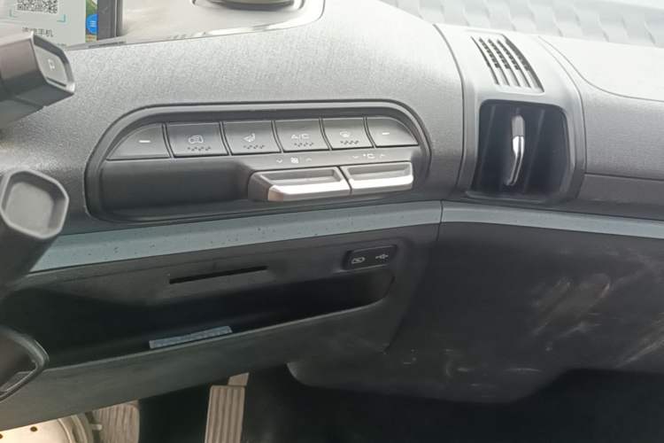 Used Baojun E300 2020 Star Travel Edition Audio And AC Panel