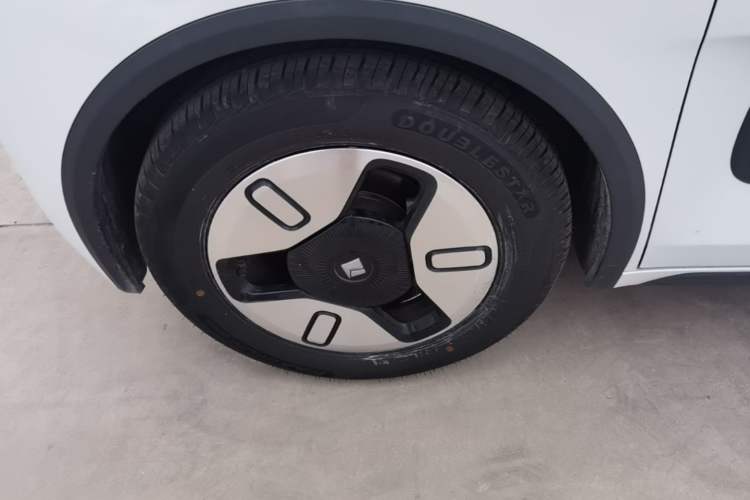 Used Baojun E300 2020 Plus Interstellar Smart Edition Left Front Wheel Hub