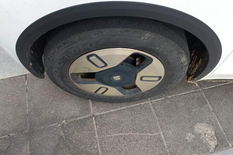 Used Baojun E300 2020 Plus Starry Intelligence Edition Left Front Wheel Hub