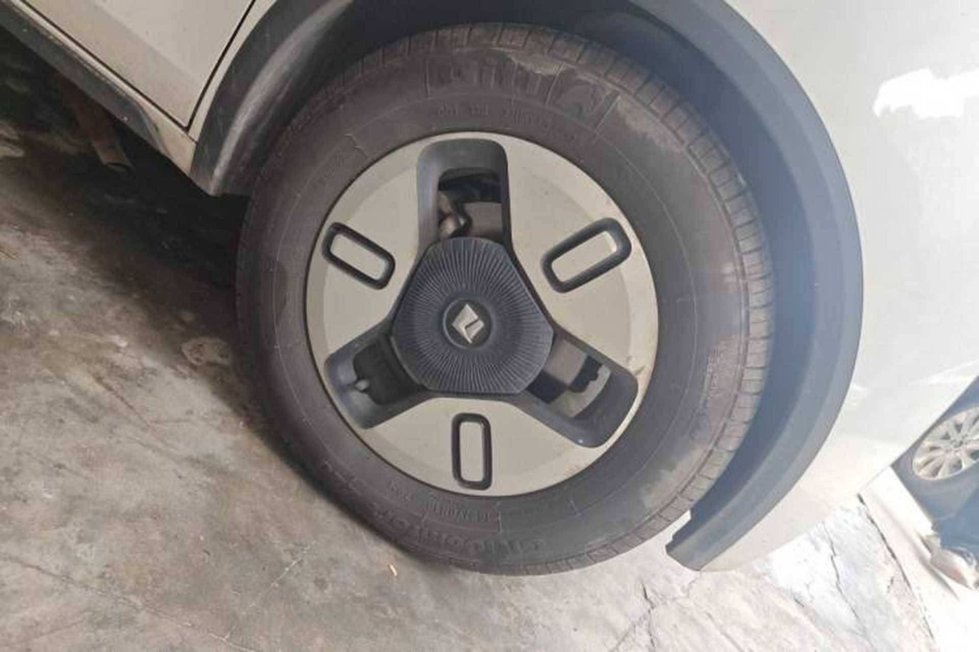 Used Baojun E300 2020 Plus Interstellar Smart Edition Right Front Wheel Hub