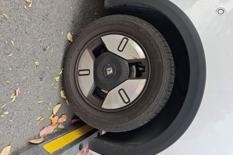 Used Baojun E300 2020 Starry Intelligence Edition Right Front Wheel Hub