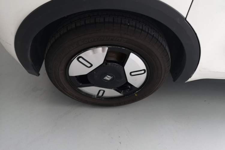 Used Baojun E300 2020 Star Travel Edition Right Rear Wheel Hub