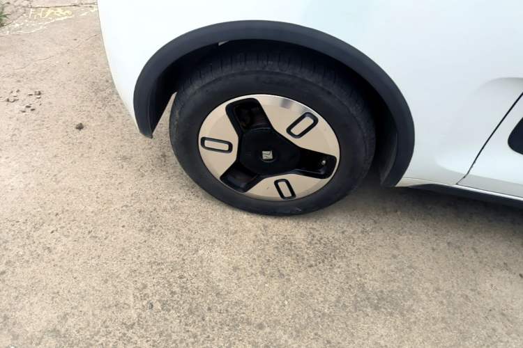 Used Baojun E300 2020 Plus Interstellar Smart Edition Right Rear Wheel Hub