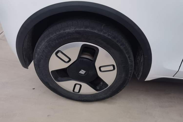 Used Baojun E300 2020 Plus Interstellar Smart Edition Right Rear Wheel Hub