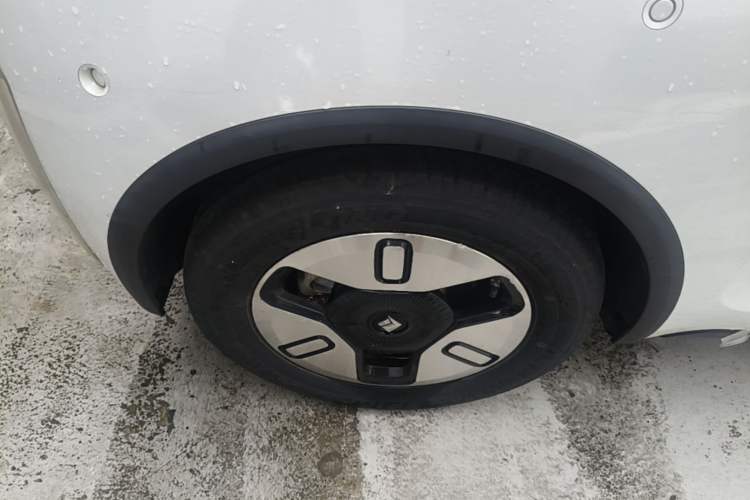 Used Baojun E300 2020 Interstellar Future Edition Right Rear Wheel Hub