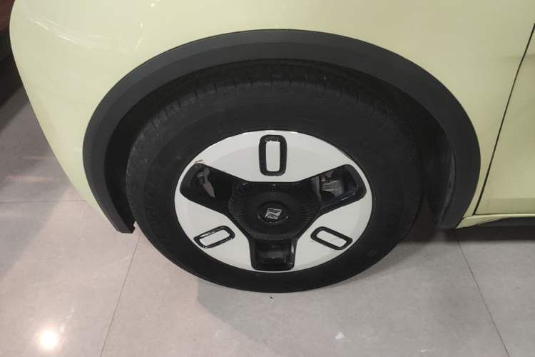 Used Baojun E300 2020 Plus Starry Intelligence Edition Left Front Wheel Hub