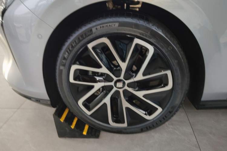 Used Baojun Enjoy 2025 All-Electric 600km Luxury Edition Left Front Wheel Hub