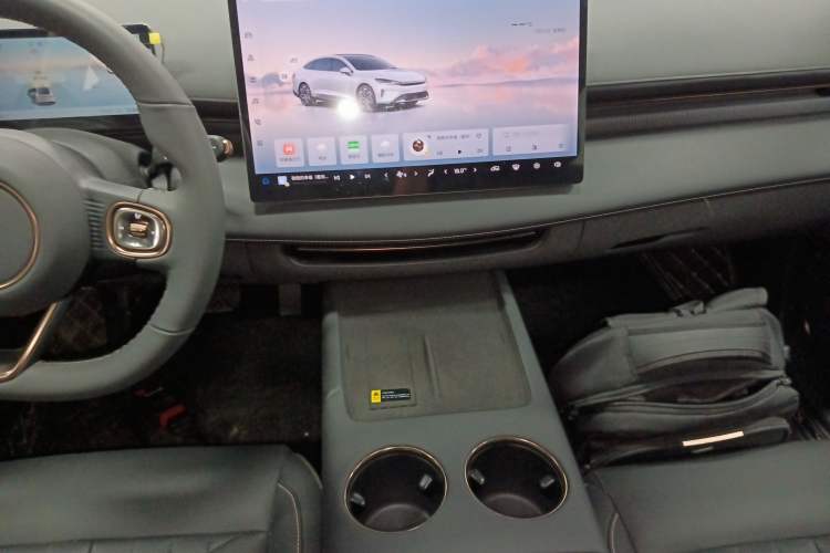 Used Baojun Enjoy 2025 Plug-in Hybrid 140km Luxury Edition Audio And AC Panel