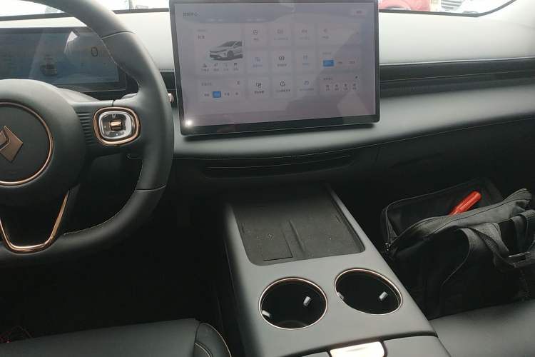Used Baojun Enjoy 2025 Plug-in Hybrid 140km Luxury Edition Audio And AC Panel