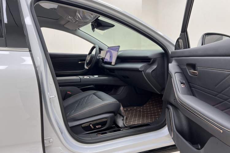 Used Baojun Enjoy 2025 Plug-in Hybrid 140km Luxury Edition Interior 3