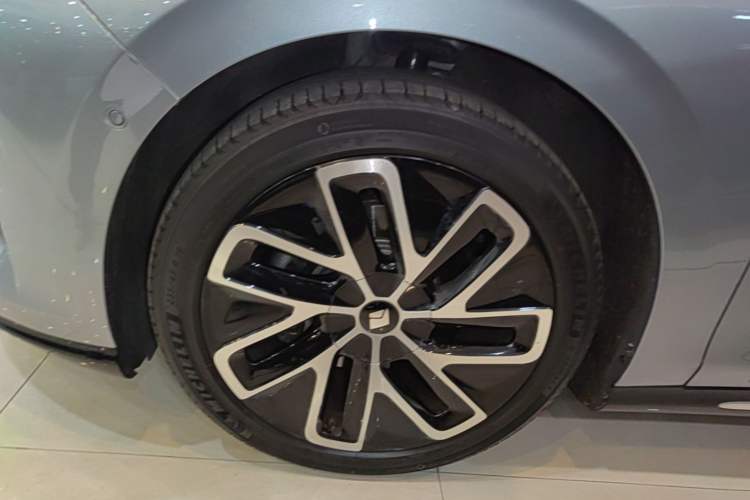 Used Baojun Enjoy 2025 All-Electric 600km Luxury Edition Left Front Wheel Hub