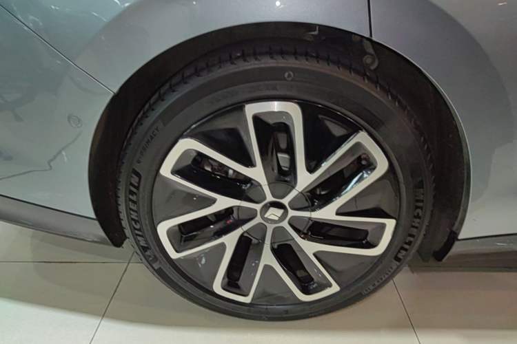 Used Baojun Enjoy 2025 All-Electric 600km Luxury Edition Right Rear Wheel Hub