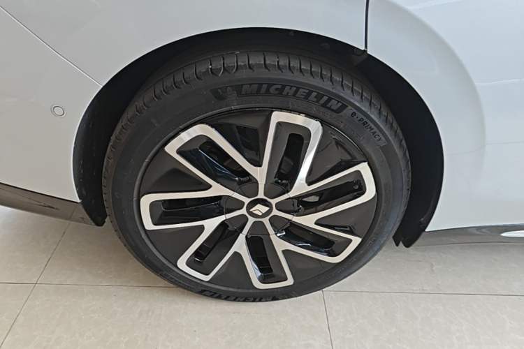 Used Baojun Enjoy 2025 Plug-in Hybrid 140km Luxury Edition Right Rear Wheel Hub